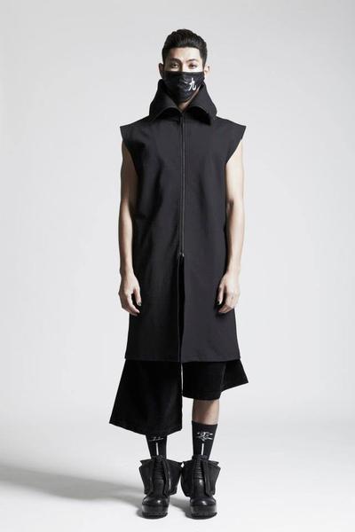 Hi-Collar Sleeveless Black Jacket